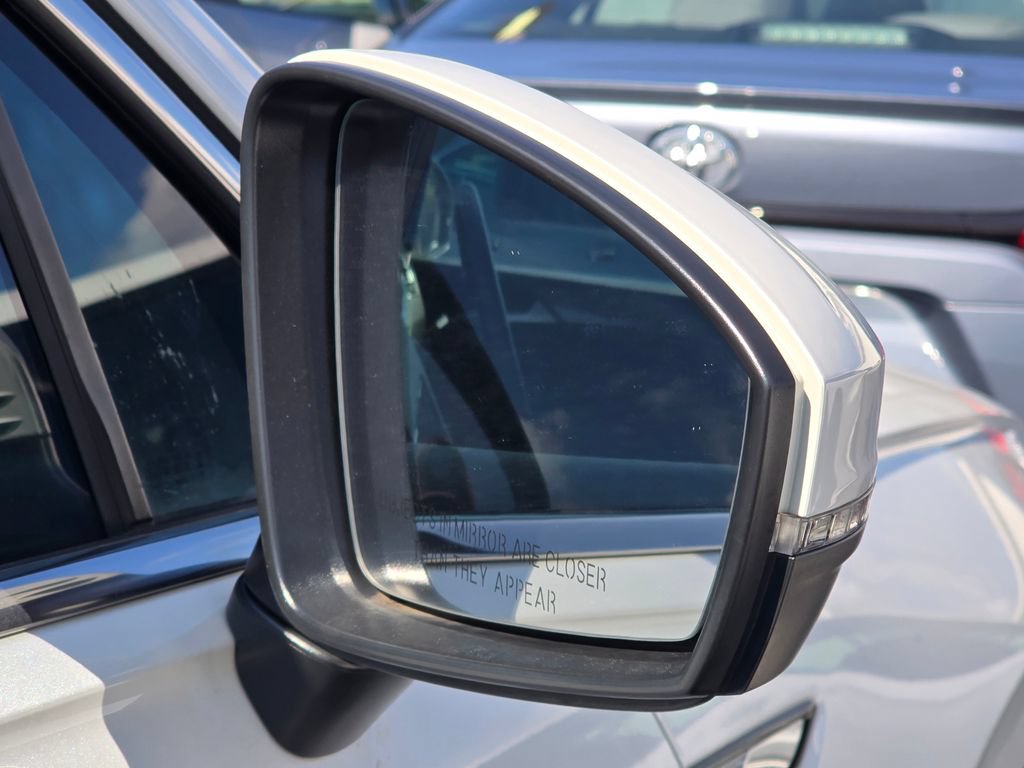 Used 2023 Volkswagen Tiguan SE w/ Panoramic Sunroof Package FWD image 16