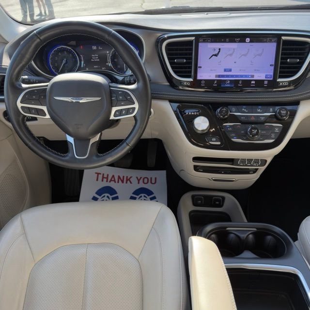Used 2021 Chrysler Pacifica Touring-L w/ Uconnect Theater Family Group FWD image 17