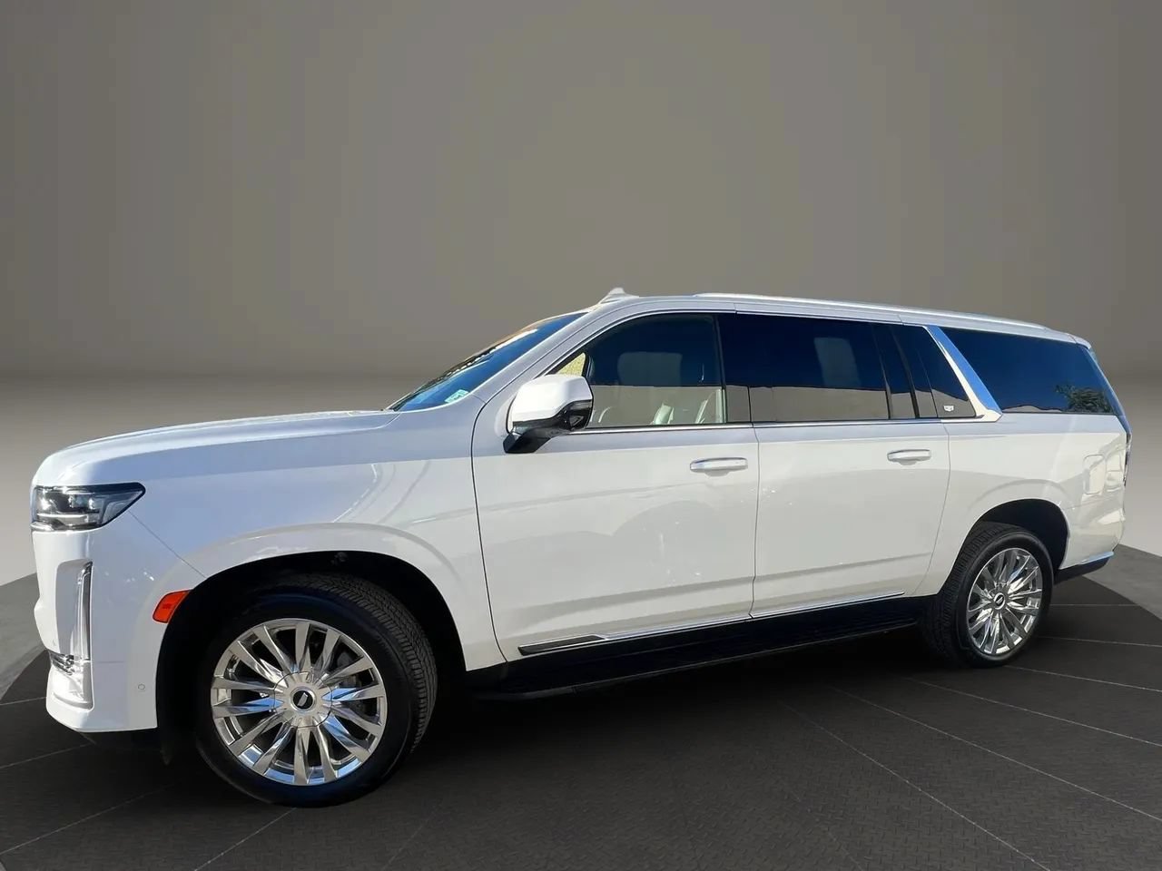 Used 2023 Cadillac Escalade ESV Premium Luxury AWD/4WD image 2