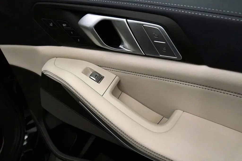 Used 2022 BMW X7 M50i image 19