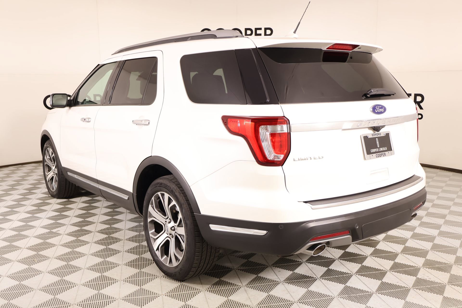 Used 2019 Ford Explorer Limited w/ Limited Luxury Package FWD image 26