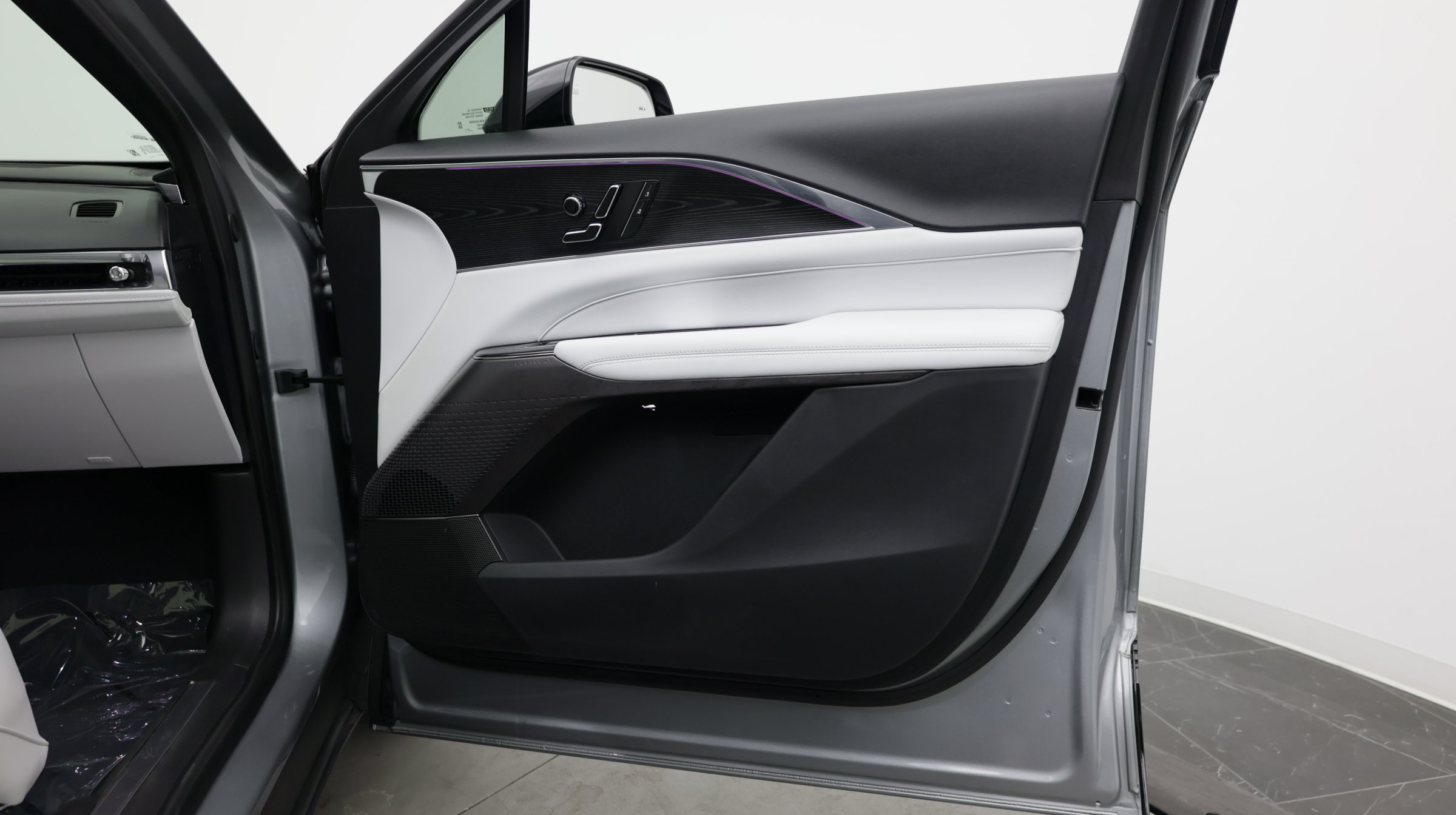 Used 2024 Cadillac Lyriq Luxury RWD image 36
