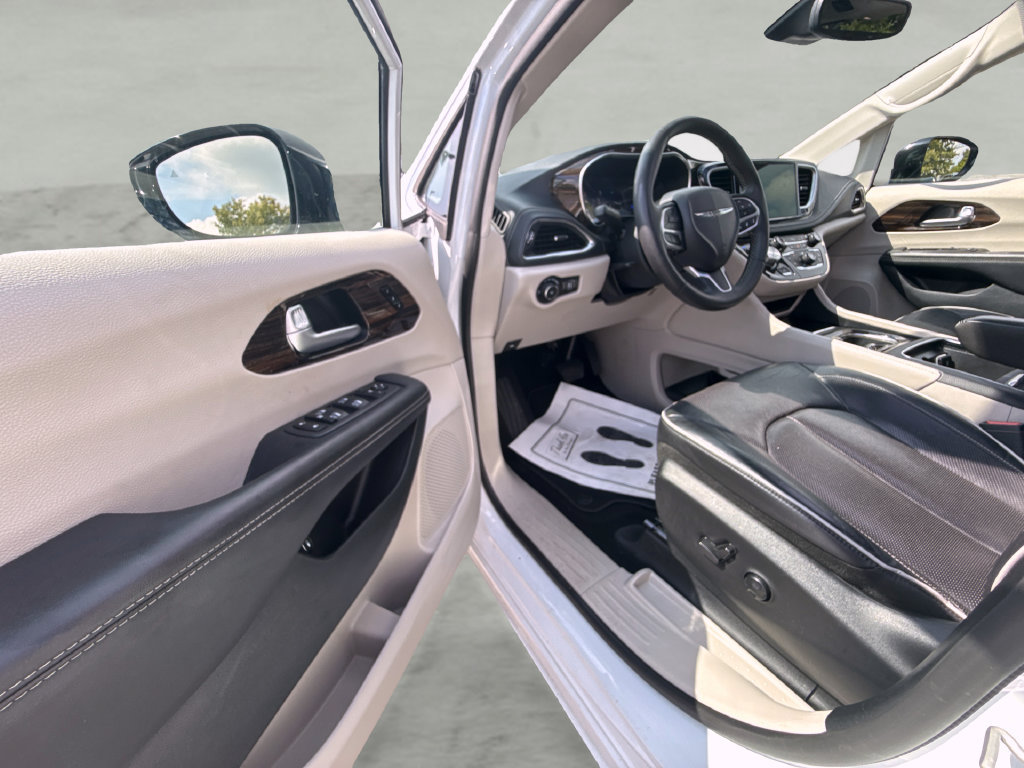 Used 2023 Chrysler Pacifica Limited FWD image 18