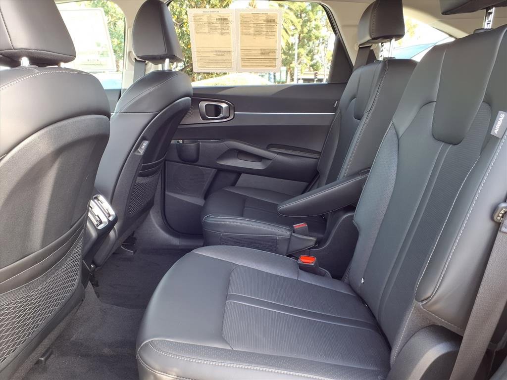 Used 2025 Kia Sorento EX w/ Panoramic Sunroof Package image 10