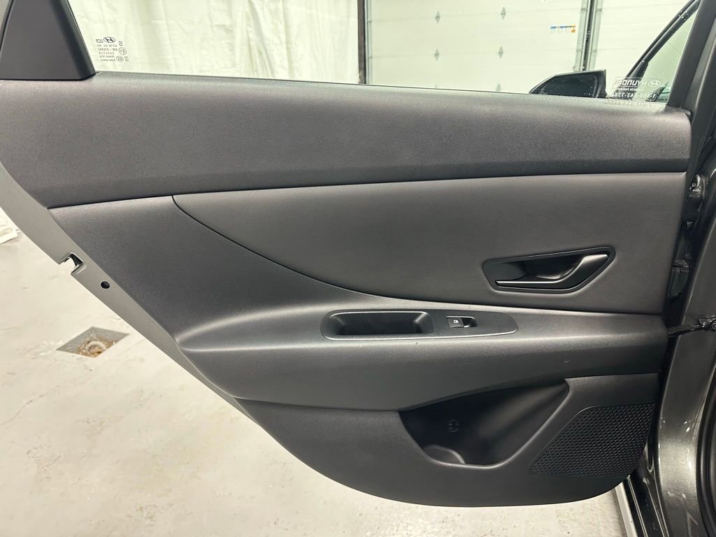 Used 2025 Hyundai Elantra Sport image 39