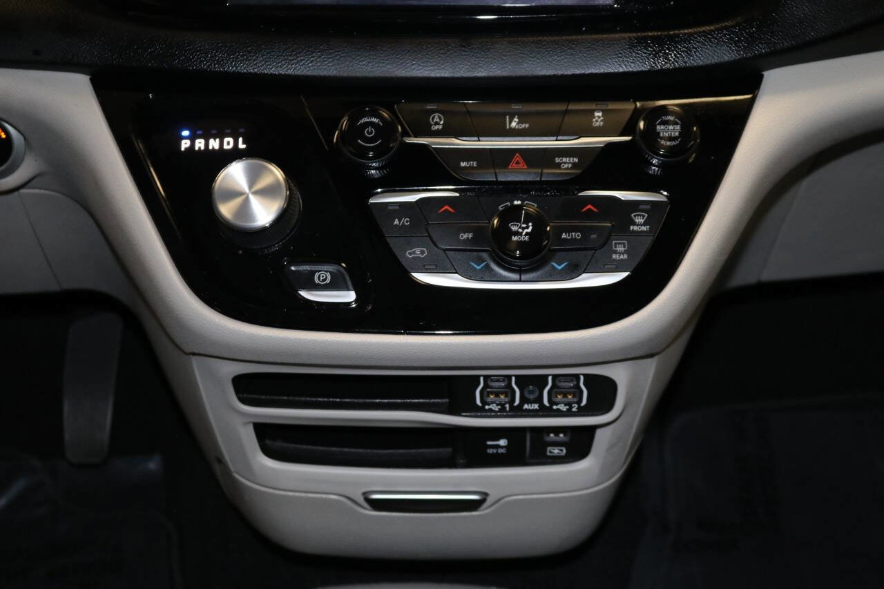 Used 2023 Chrysler Pacifica Touring-L image 61