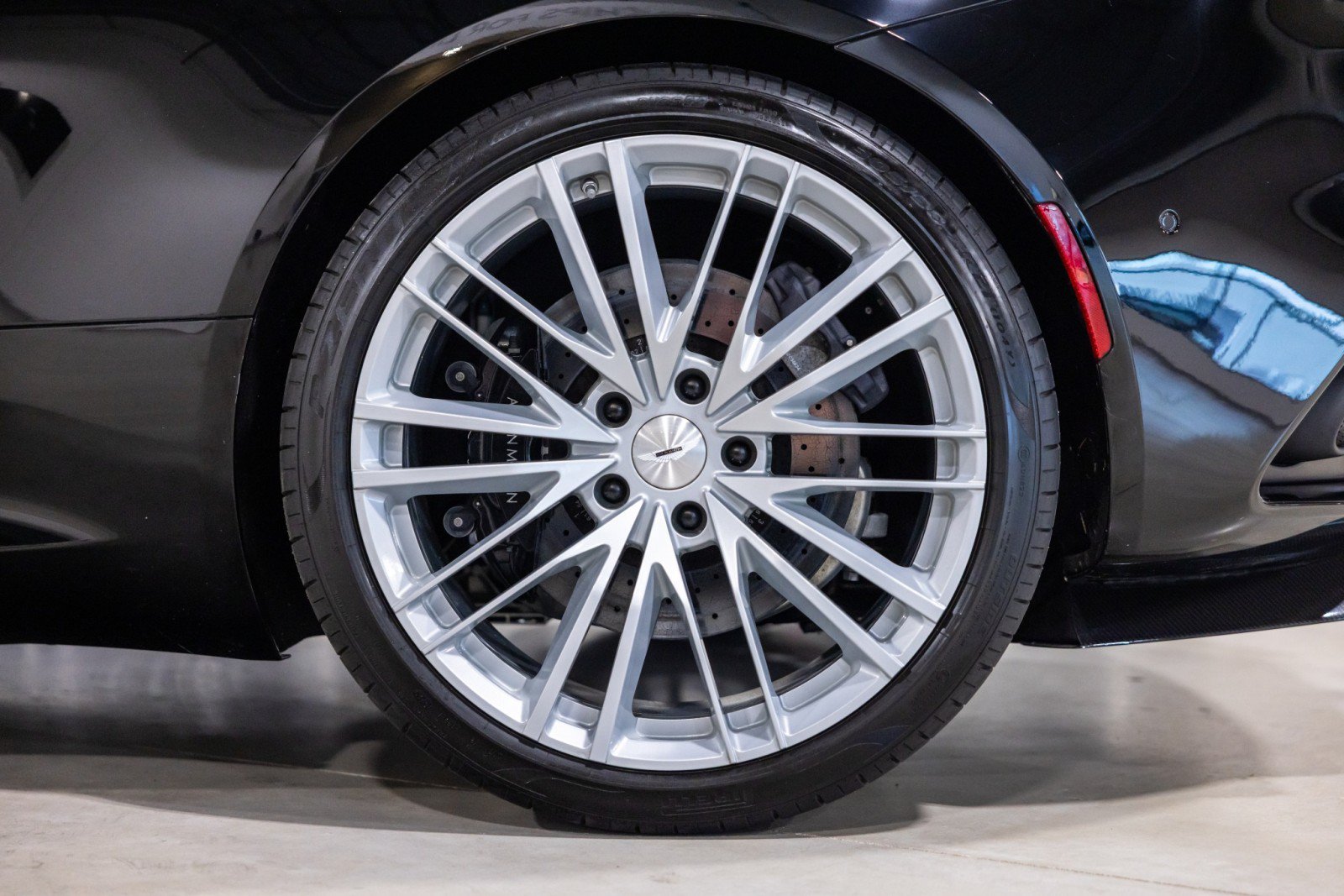 Used 2022 Aston Martin DBS Superleggera RWD image 19