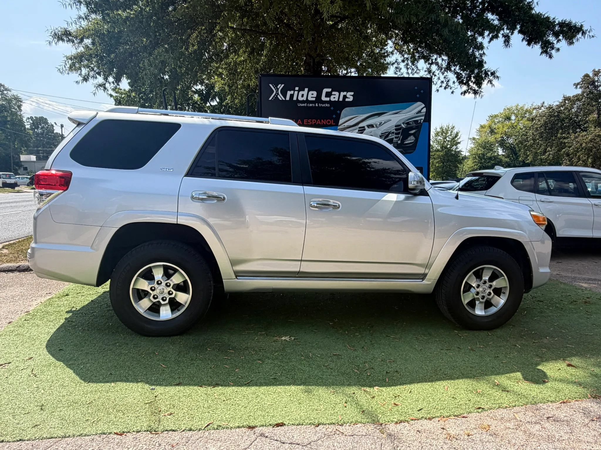 Used 2010 Toyota 4Runner SR5 AWD/4WD image 2