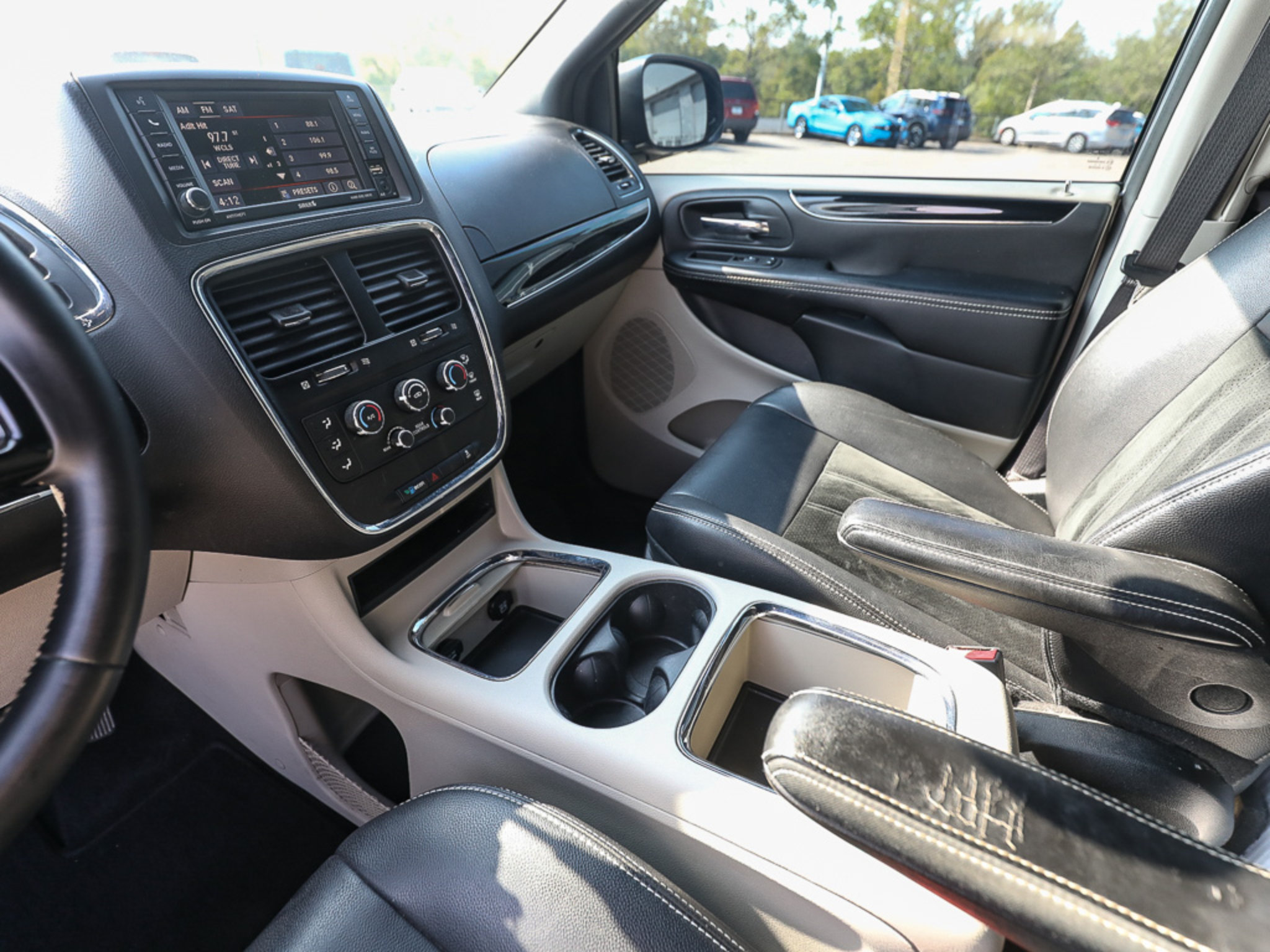 Used 2017 Dodge Grand Caravan SXT FWD image 19