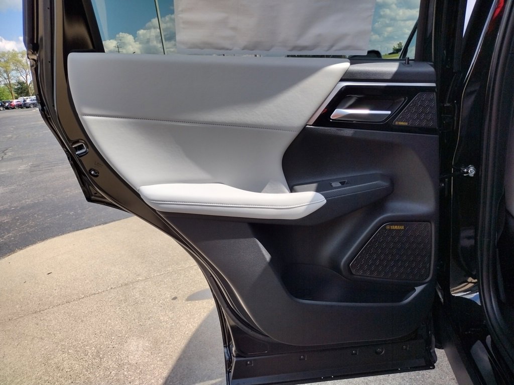 New 2025 Mitsubishi Outlander SE image 11