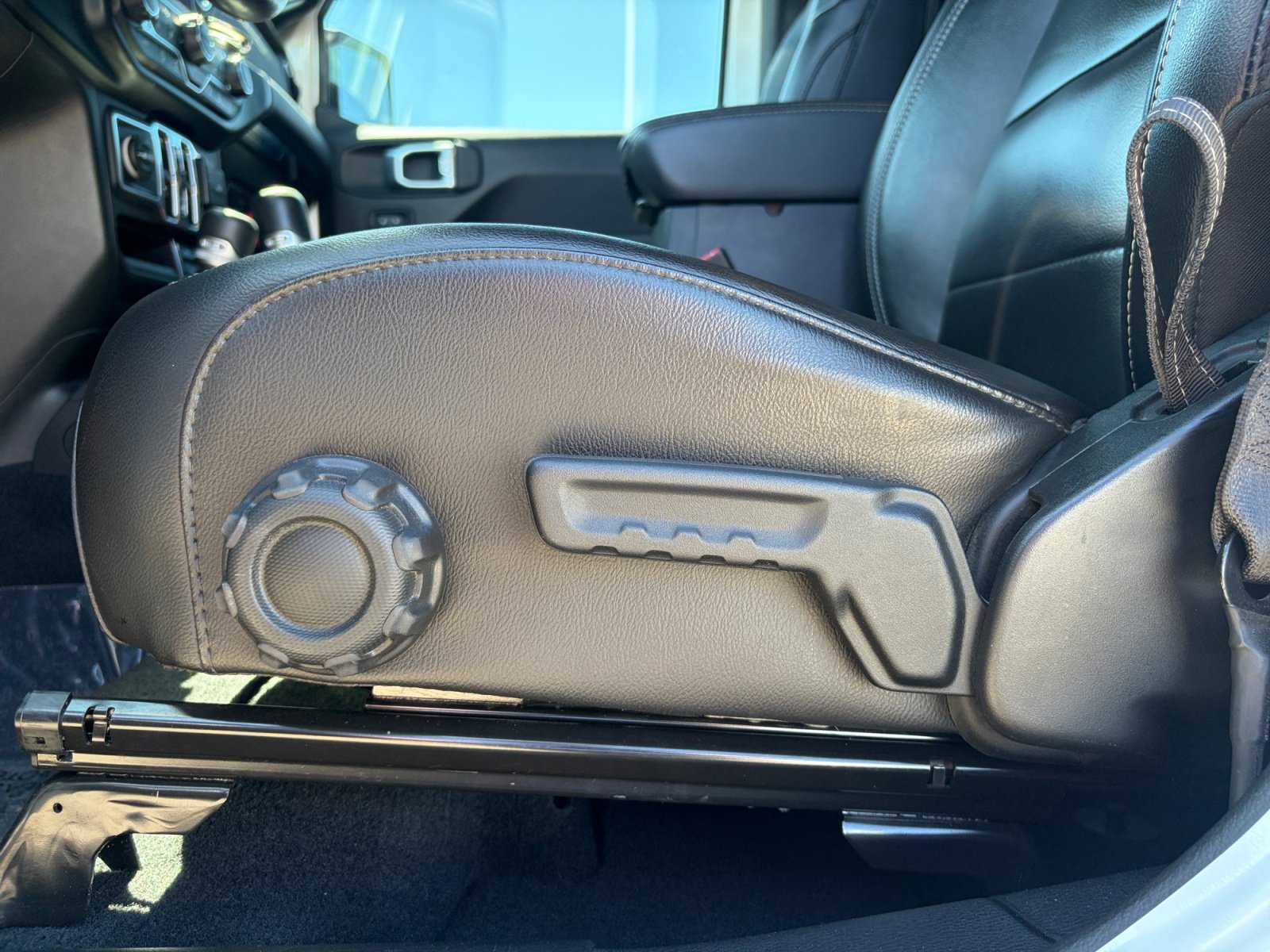 Used 2020 Jeep Gladiator Overland AWD/4WD image 15