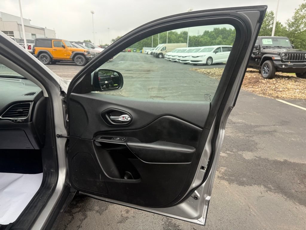 Used 2021 Jeep Cherokee Latitude Plus AWD/4WD image 50