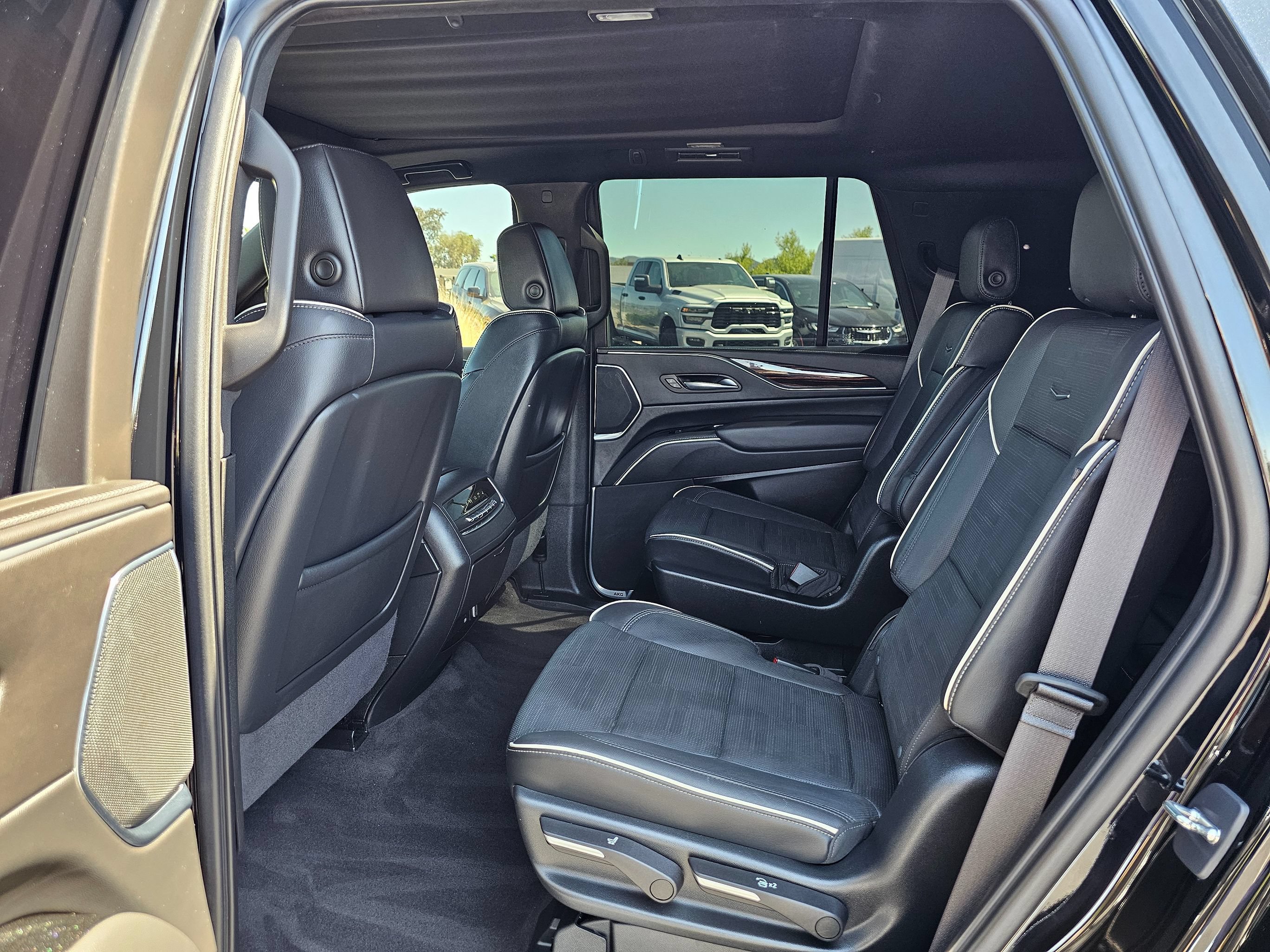 Used 2023 Cadillac Escalade Premium Luxury RWD image 25