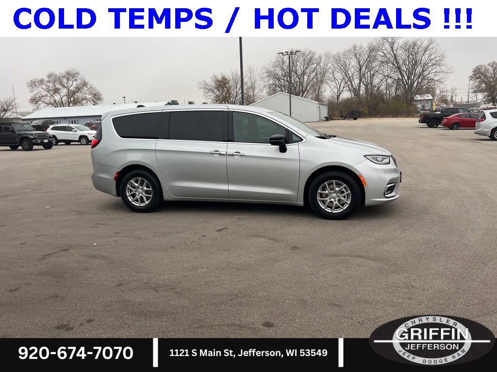 New 2026 Chrysler Pacifica Select image 8