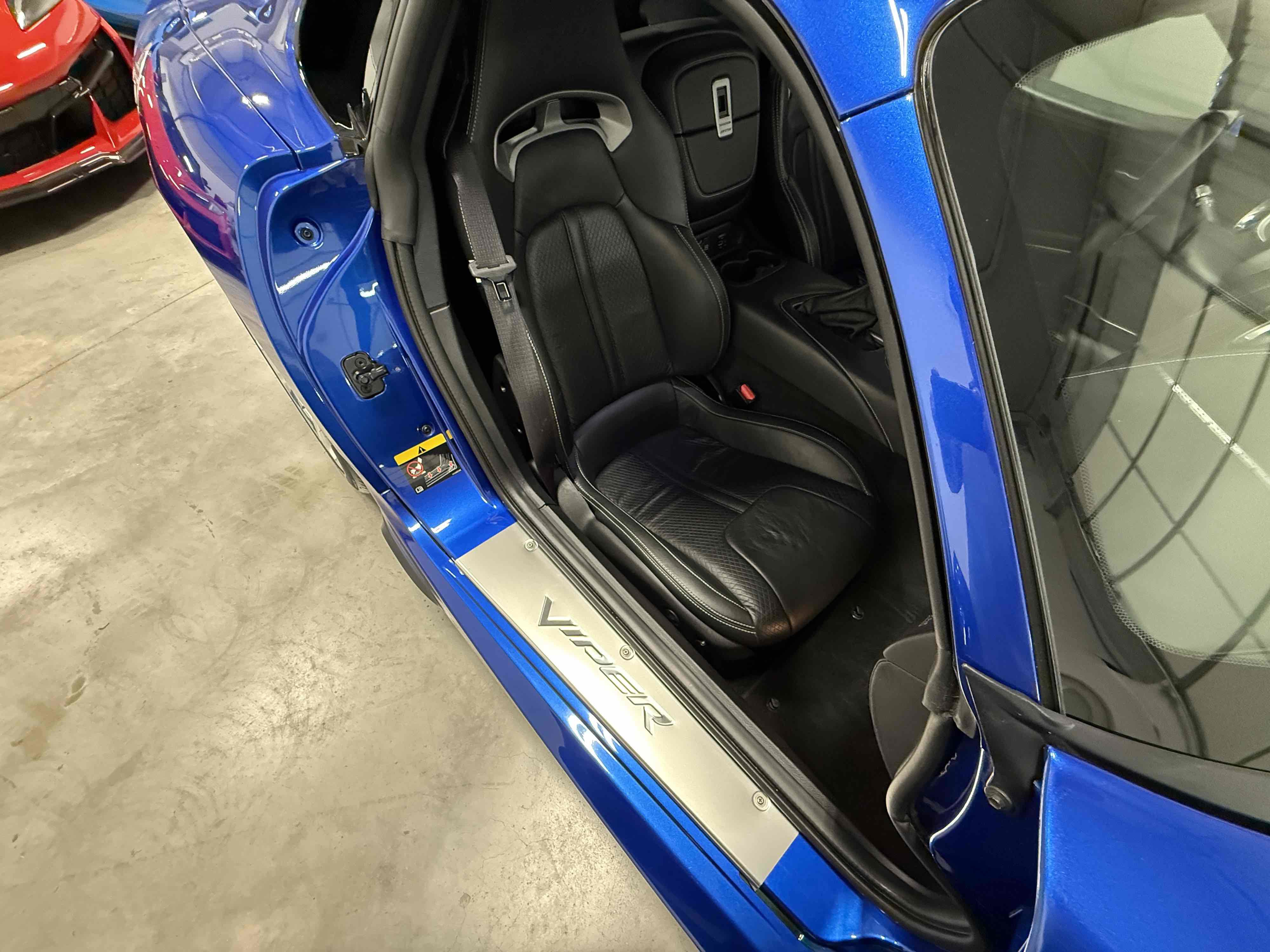 Used 2013 SRT Viper GTS w/ GTS Laguna Interior Pkg image 32