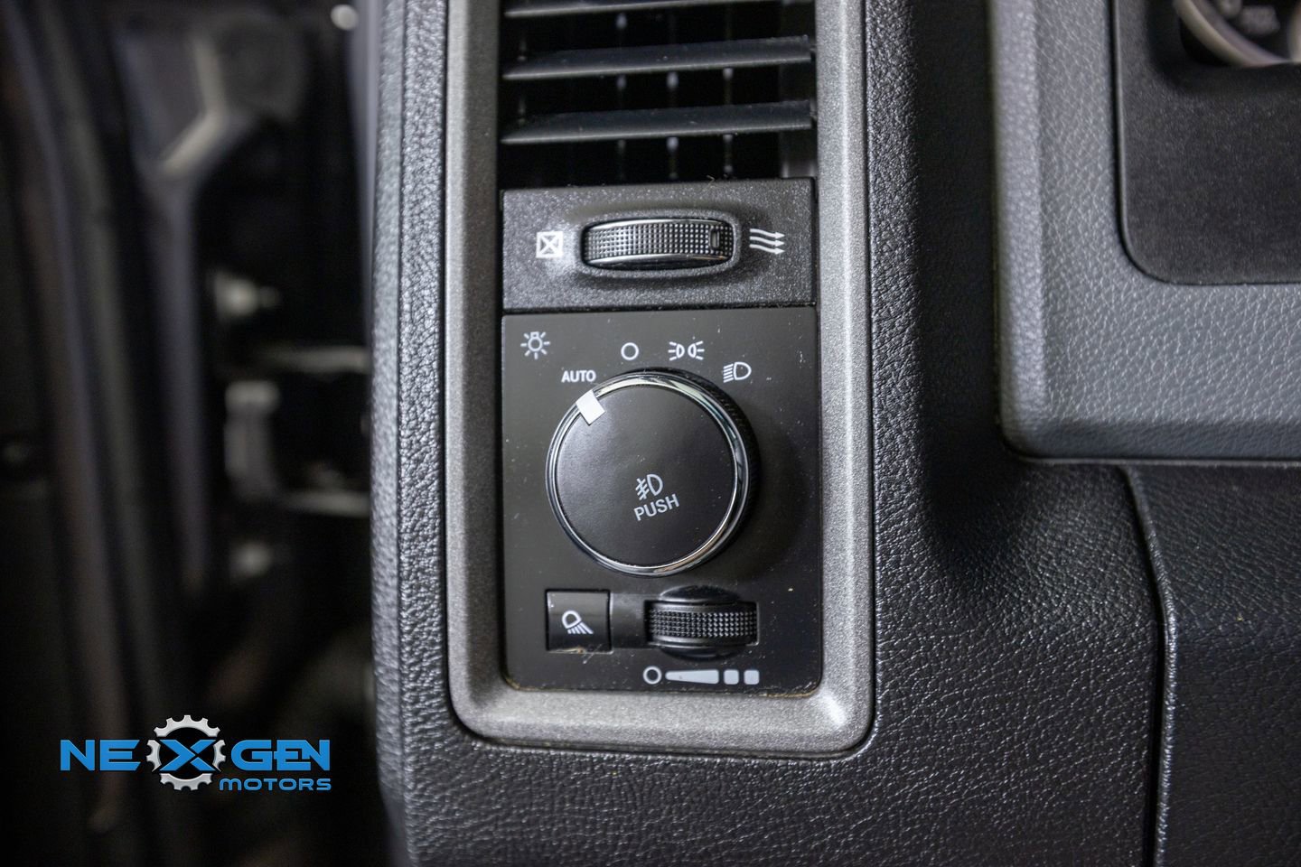 Used 2018 RAM 1500 Express w/ Express Value Package AWD/4WD image 13