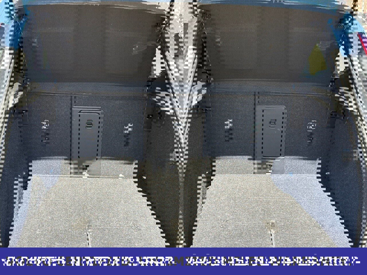 Certified 2025 Volvo XC40 B5 Plus image 34