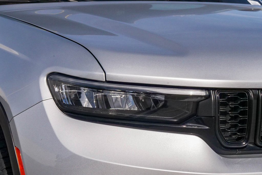 Used 2023 Jeep Grand Cherokee L Laredo image 4