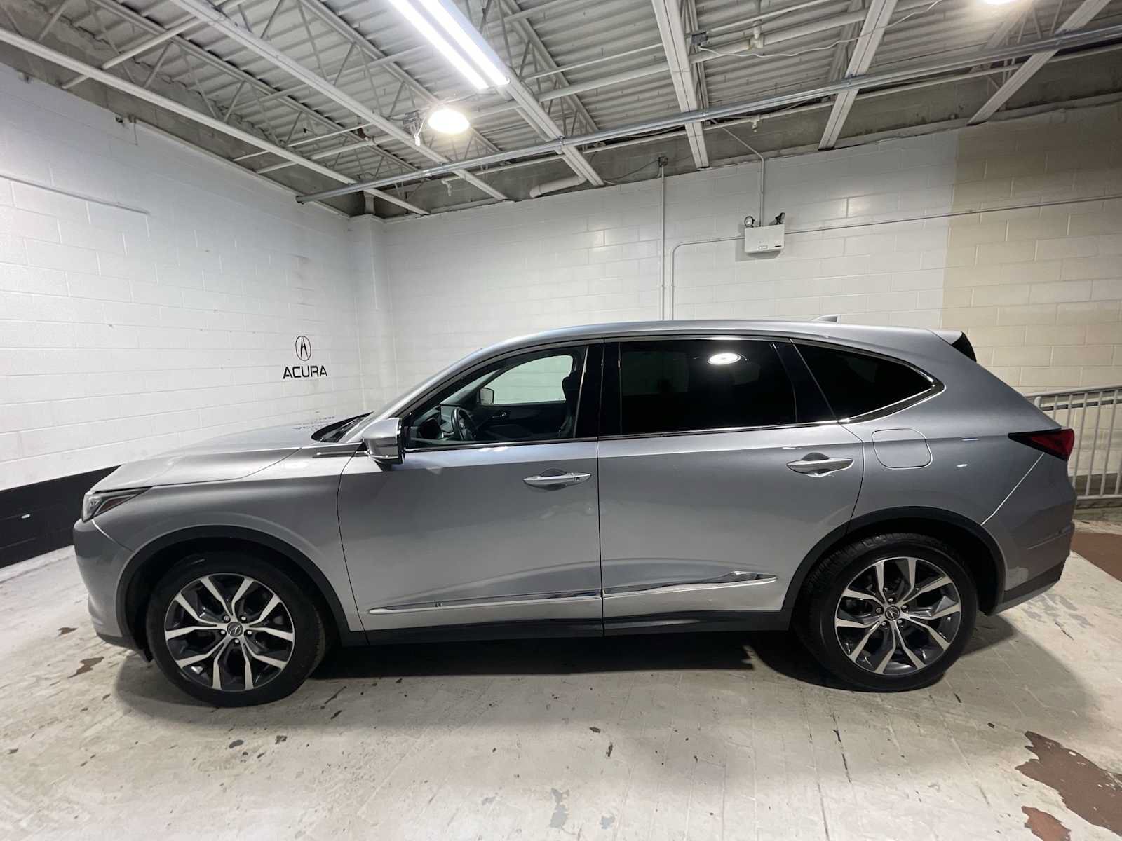 Used 2024 Acura MDX SH-AWD w/ Technology Package image 3