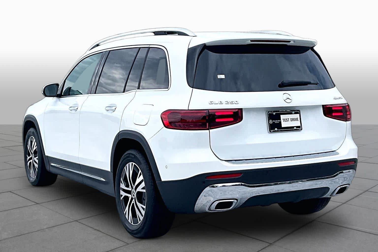 Used 2025 Mercedes-Benz GLB 250 4MATIC image 12