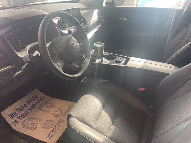 Used 2025 Nissan Rogue SV w/ SV Premium Package image 9