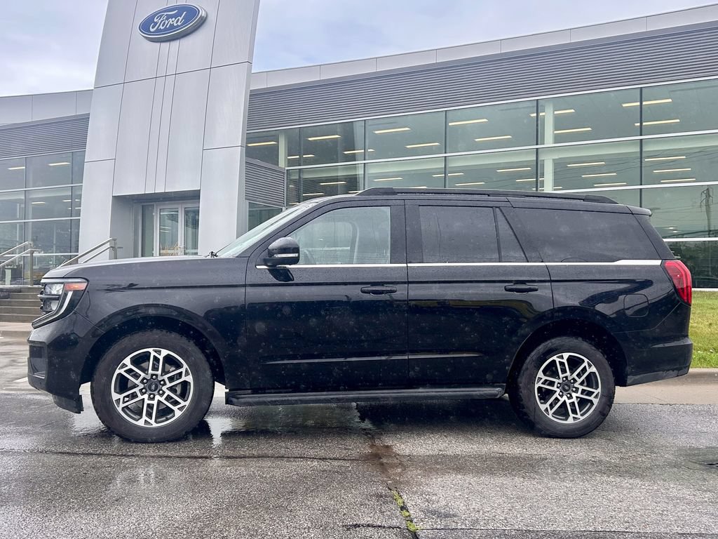 Used 2025 Ford Expedition Active AWD/4WD image 3