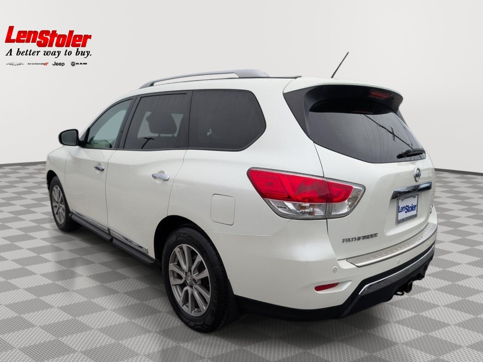 Used 2015 Nissan Pathfinder SL w/ SL Tech Package FWD image 3