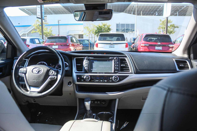 Used 2018 Toyota Highlander XLE w/ Carpet Mat Package (TMS) FWD image 16