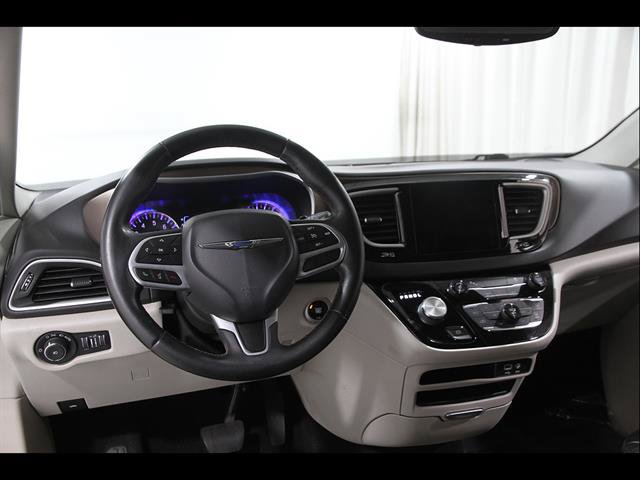 Used 2017 Chrysler Pacifica Touring-L FWD image 6