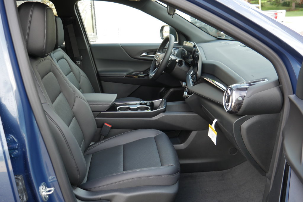 New 2027 Chevrolet Equinox LT w/ Convenience Package II AWD/4WD image 9