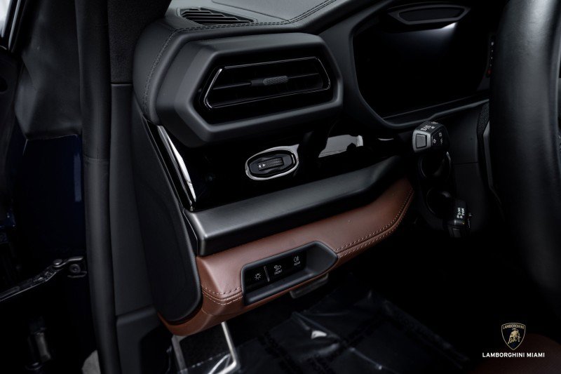 Used 2025 Lamborghini Urus SE image 23