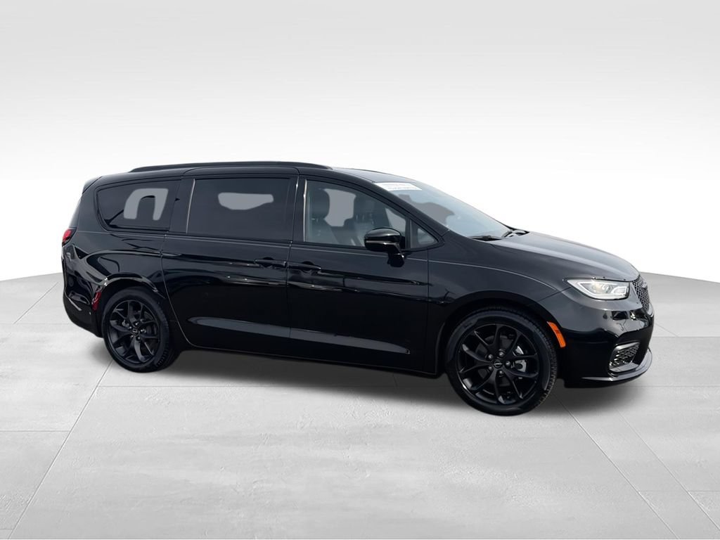 Used 2024 Chrysler Pacifica Touring-L w/ S Appearance Package FWD image 3
