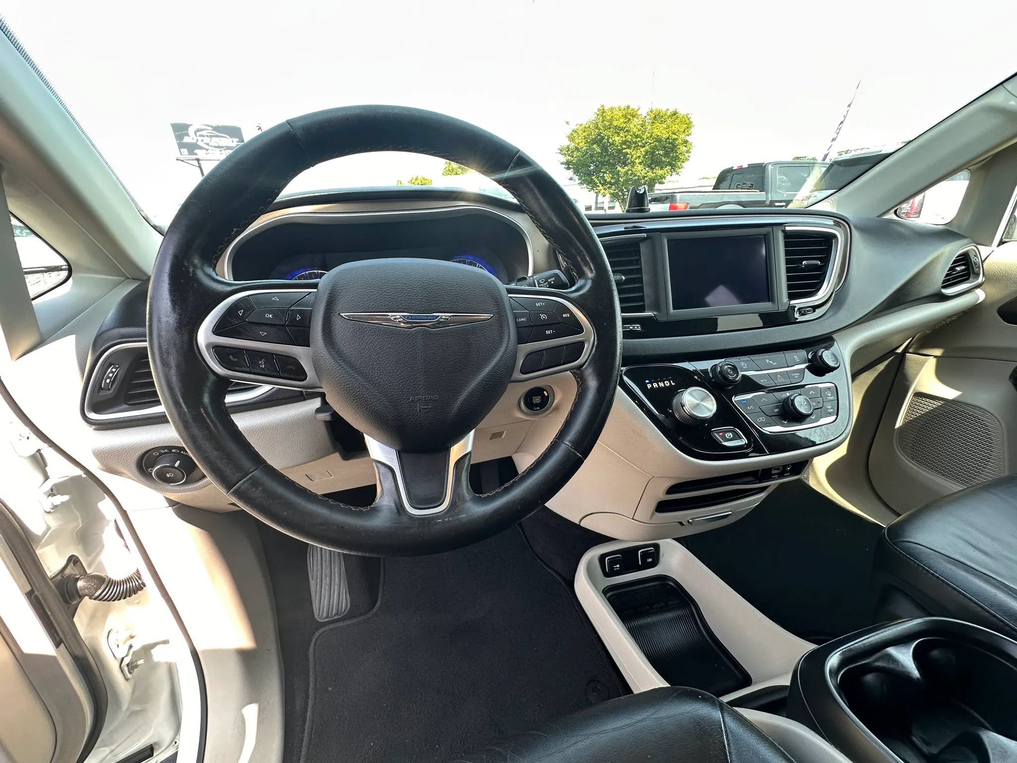 Used 2019 Chrysler Pacifica Touring-L FWD image 15