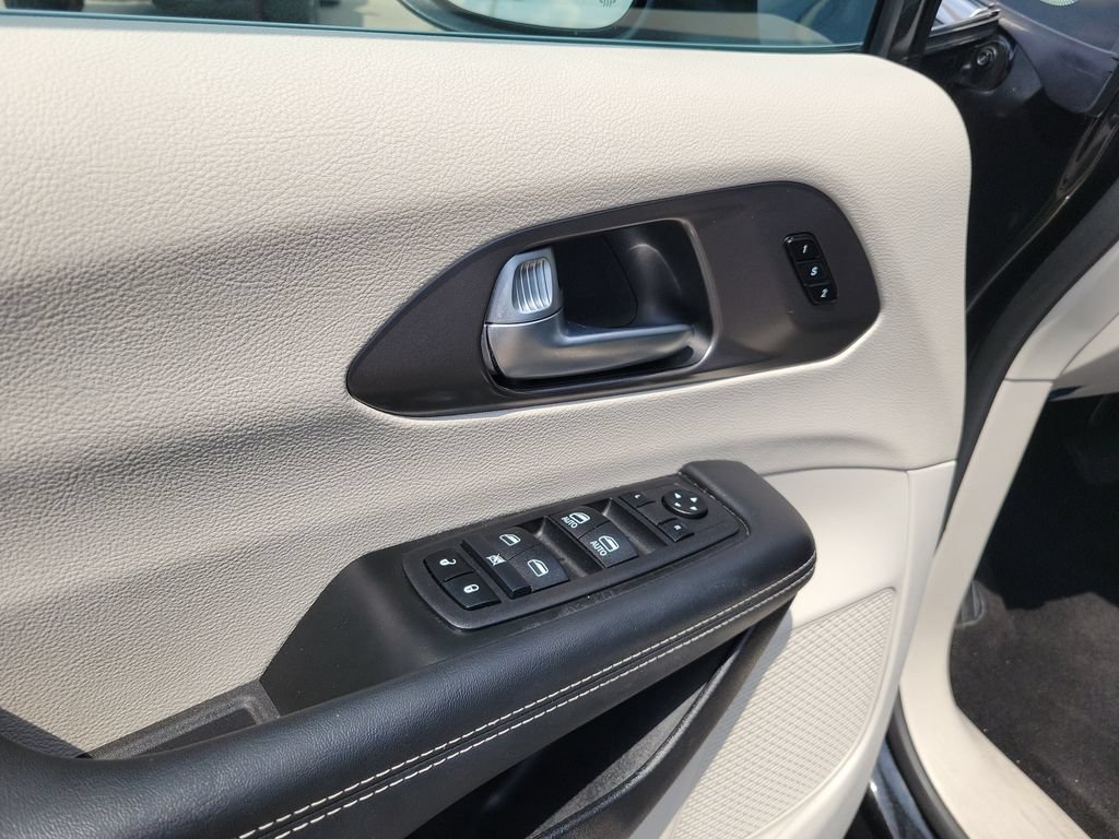 Used 2023 Chrysler Pacifica Touring-L FWD image 22