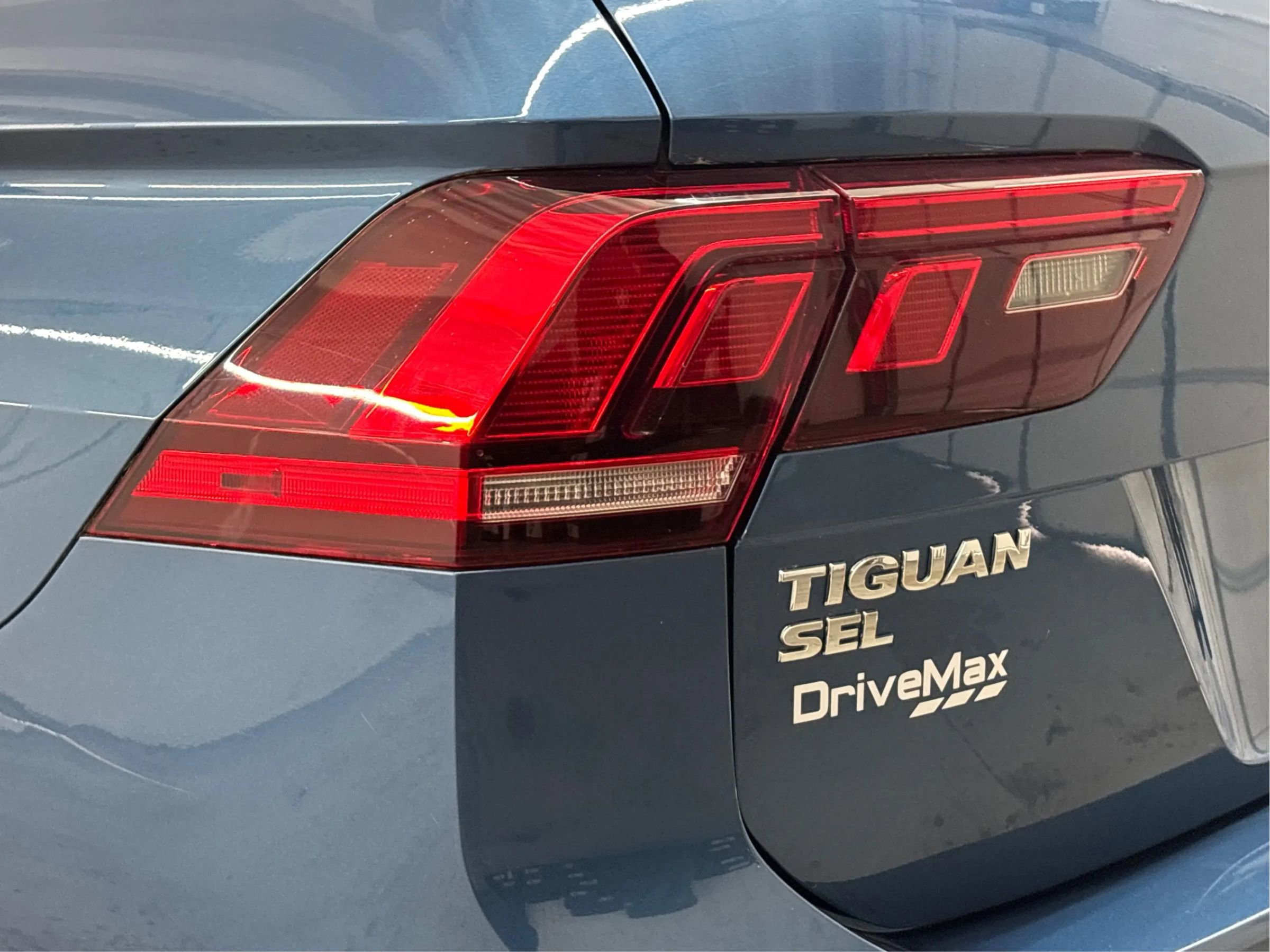 Used 2020 Volkswagen Tiguan SEL AWD/4WD image 35