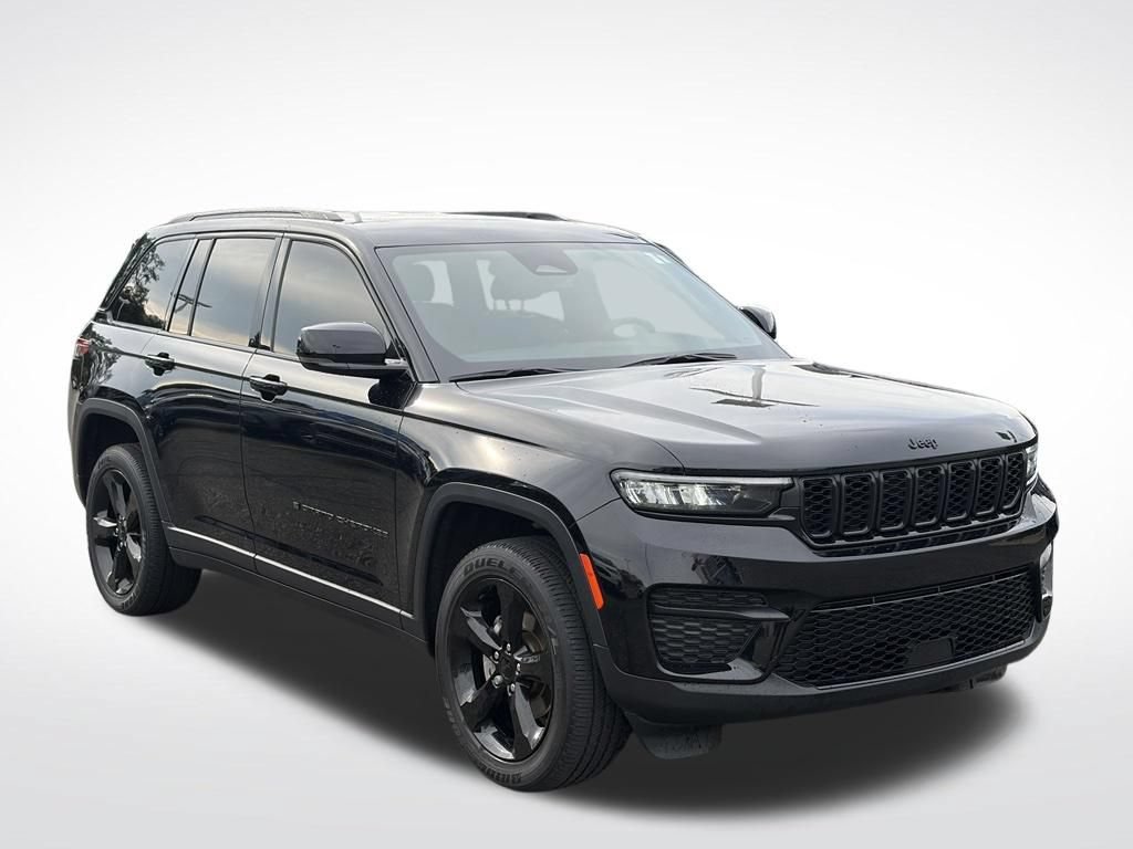 Used 2023 Jeep Grand Cherokee Altitude AWD/4WD image 2