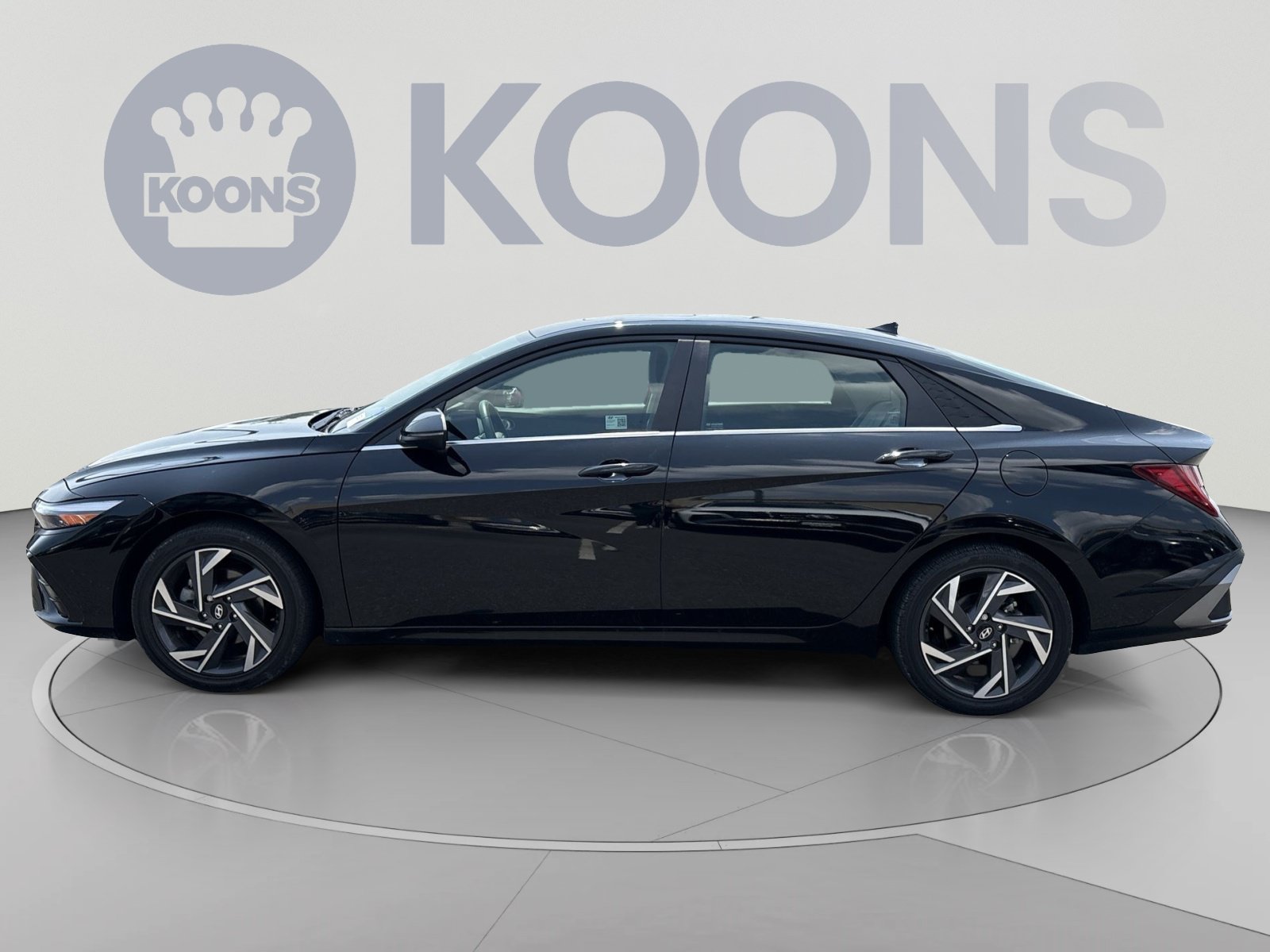 Used 2025 Hyundai Elantra Limited FWD image 2