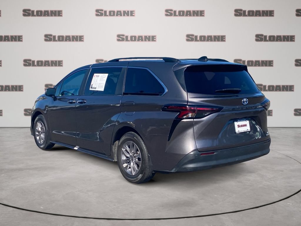Used 2024 Toyota Sienna XLE FWD image 3