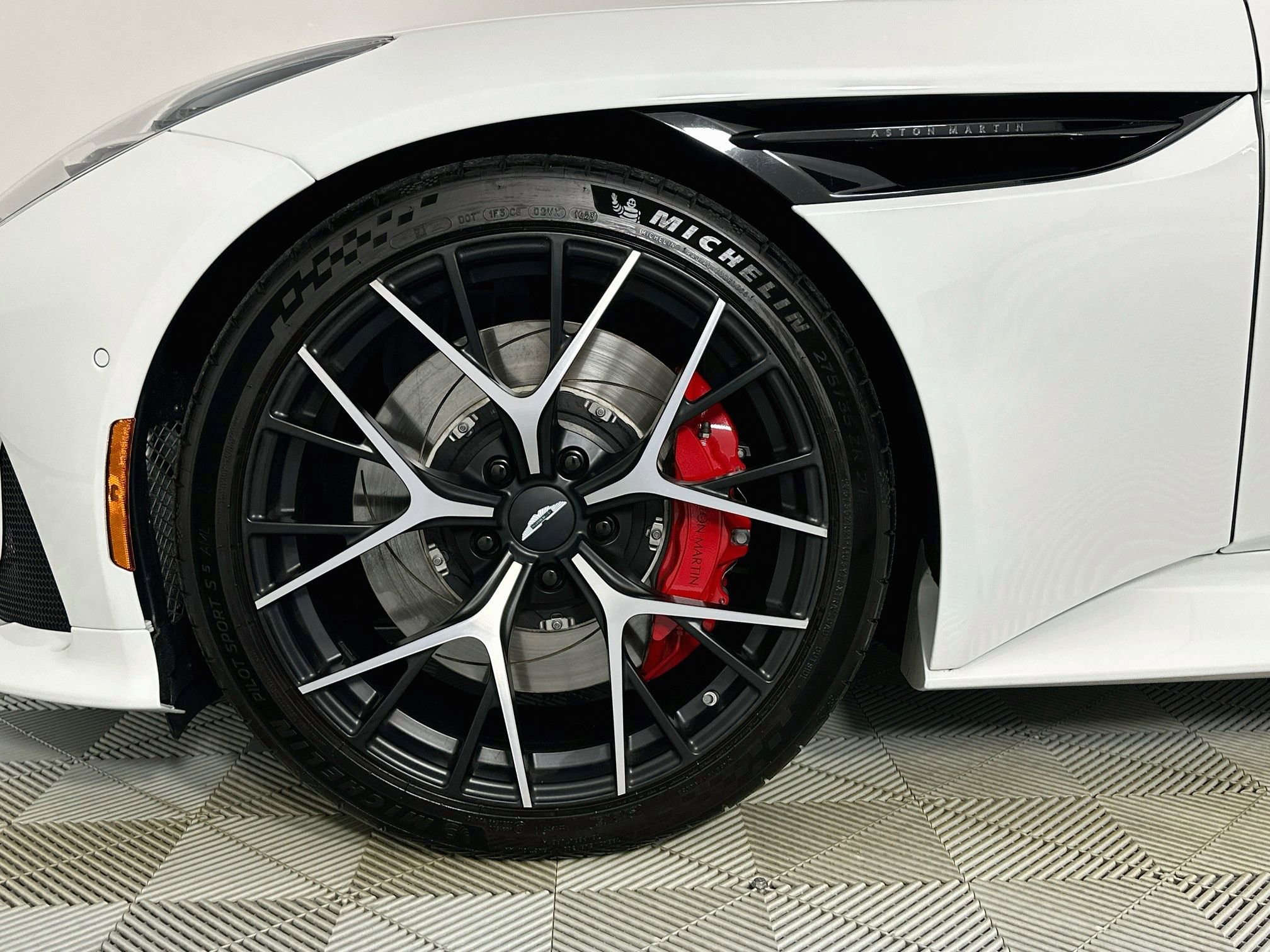 Used 2024 Aston Martin DB12 Coupe RWD image 4