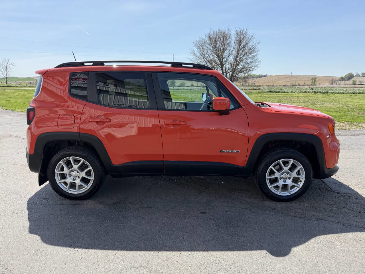 Used 2020 Jeep Renegade Latitude w/ Cold Weather Group AWD/4WD image 6
