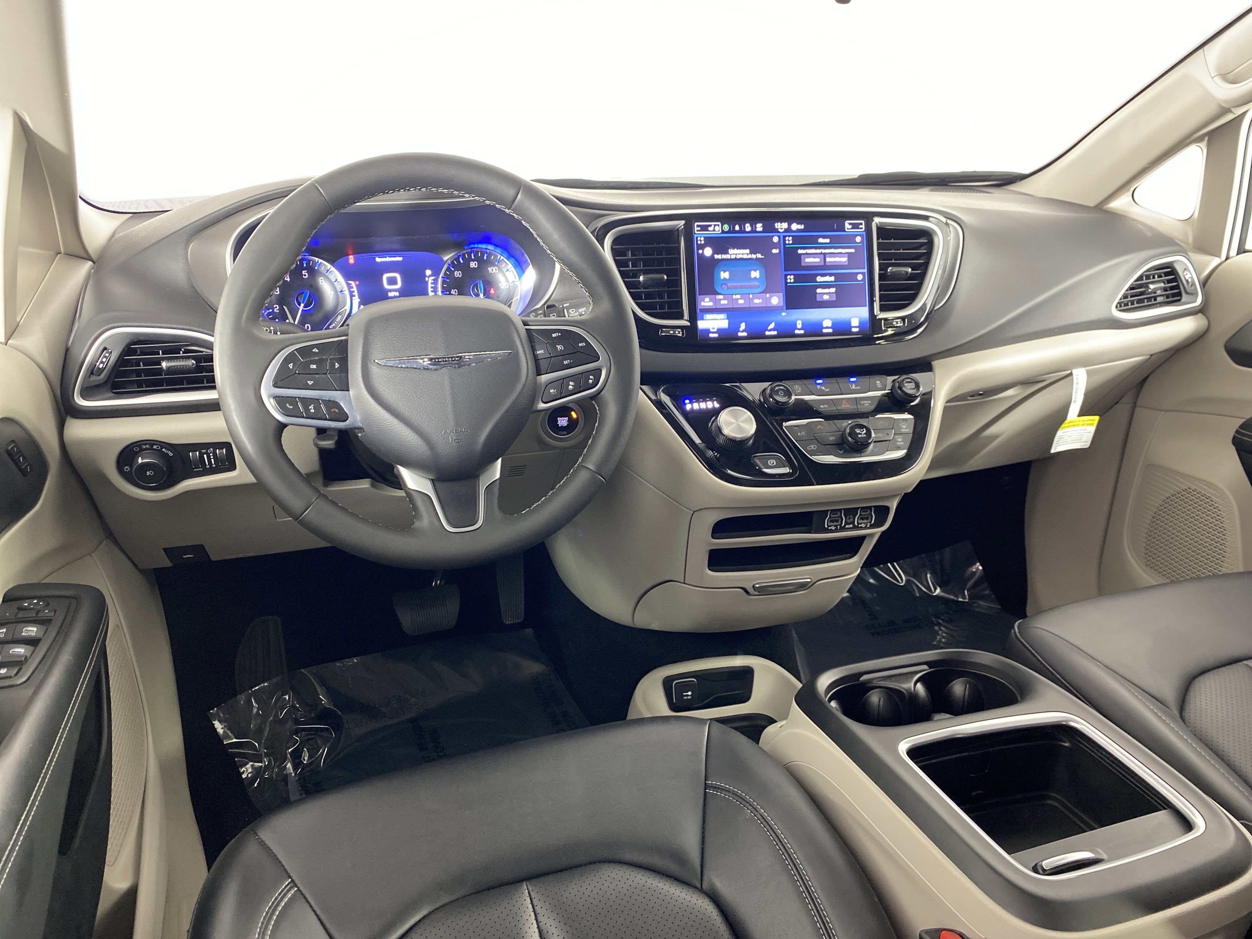 Used 2024 Chrysler Pacifica Touring-L image 18