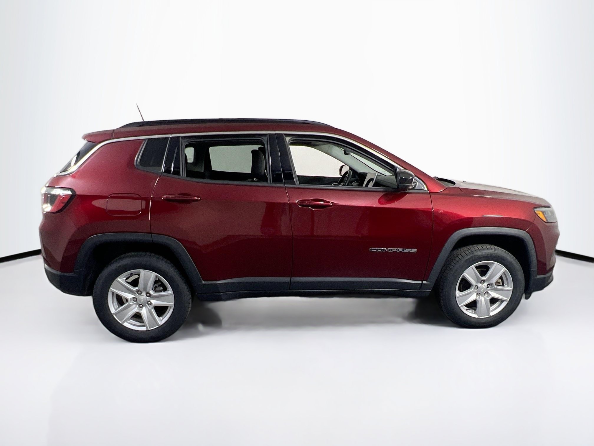 Used 2022 Jeep Compass Latitude w/ Sun and Sound Group AWD/4WD image 4