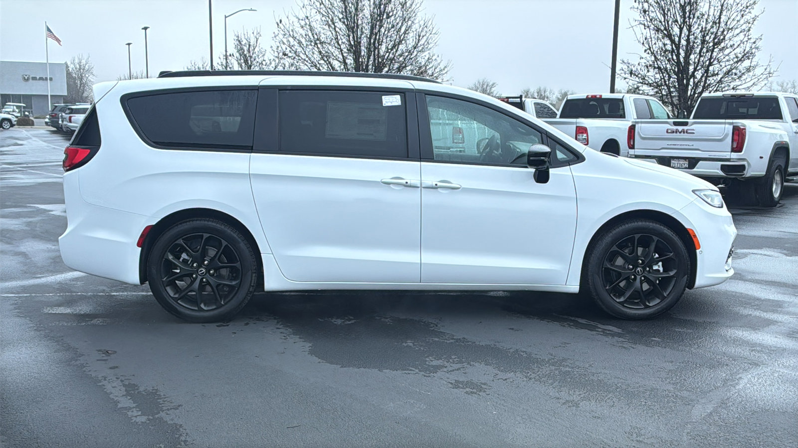 New 2026 Chrysler Pacifica Limited w/ Uconnect Theater Family Group image 2