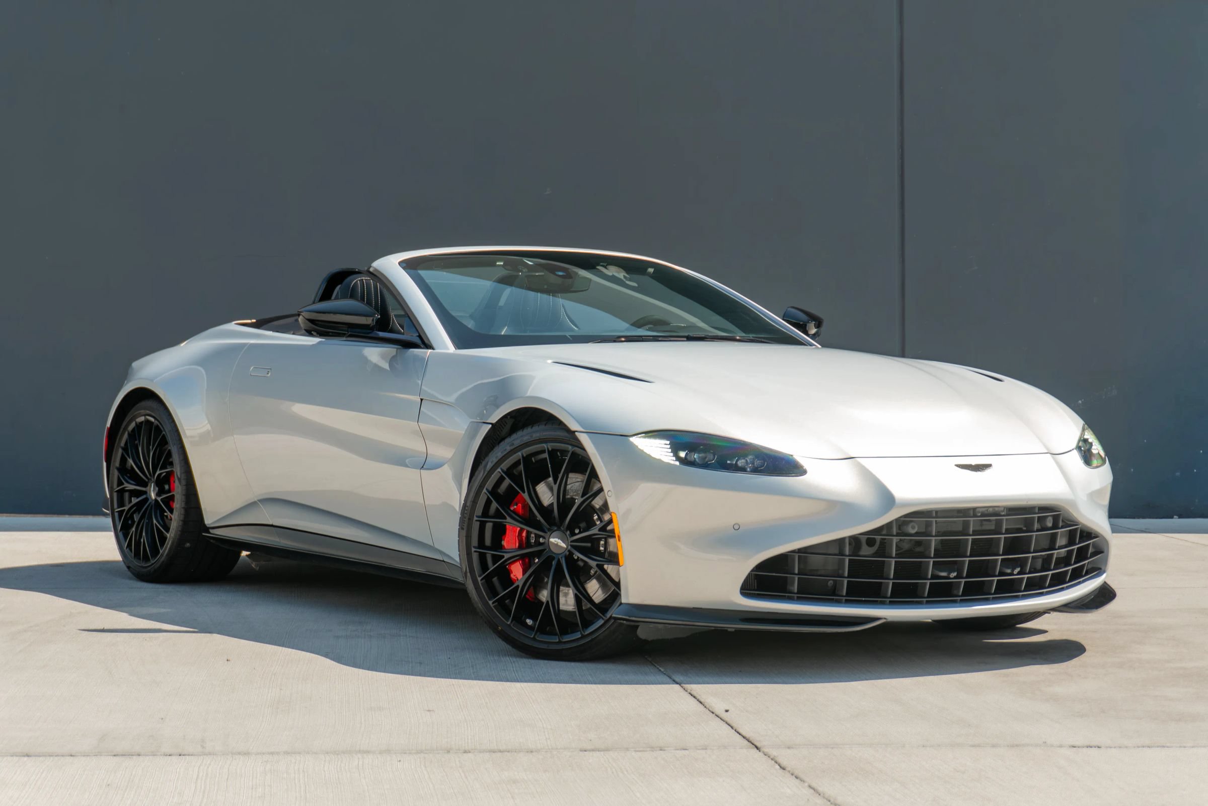 Used 2022 Aston Martin V8 Vantage Roadster RWD image 6