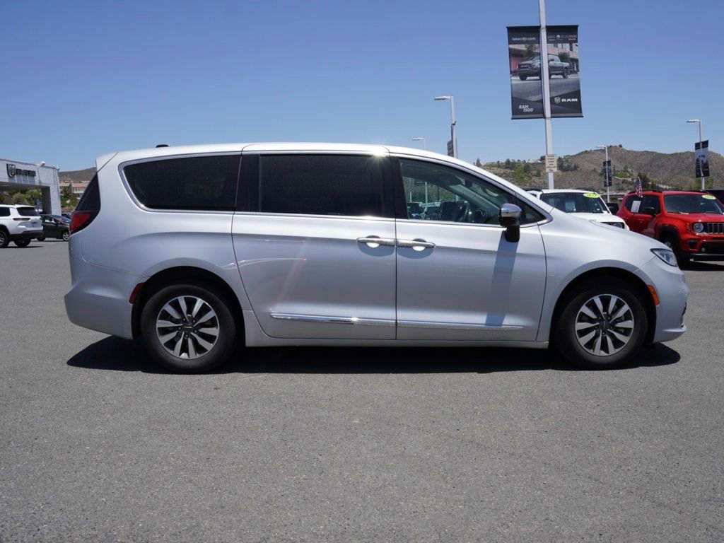 Used 2023 Chrysler Pacifica Limited image 8