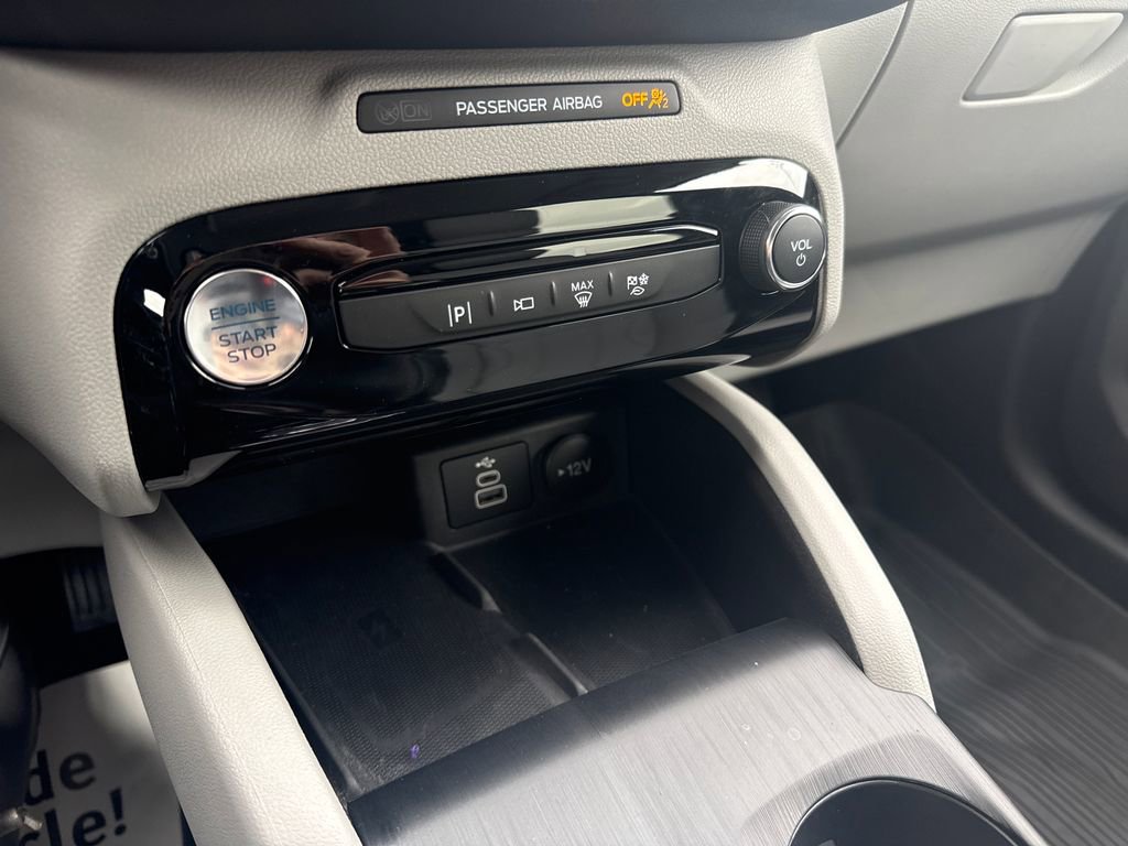 Used 2025 Ford Escape Platinum w/ Premium Technology Package image 41