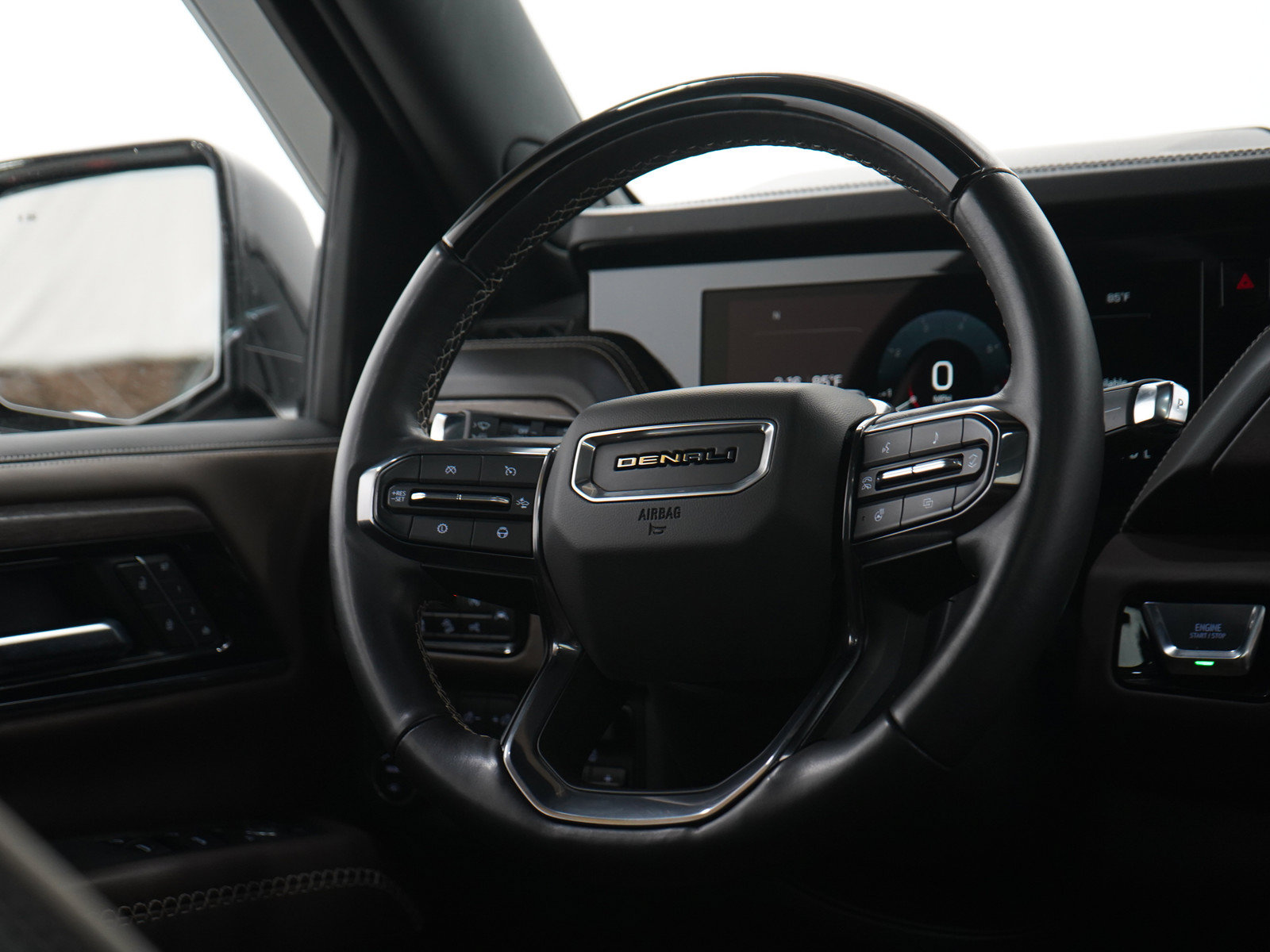 Used 2025 GMC Yukon XL Denali Ultimate AWD/4WD image 17