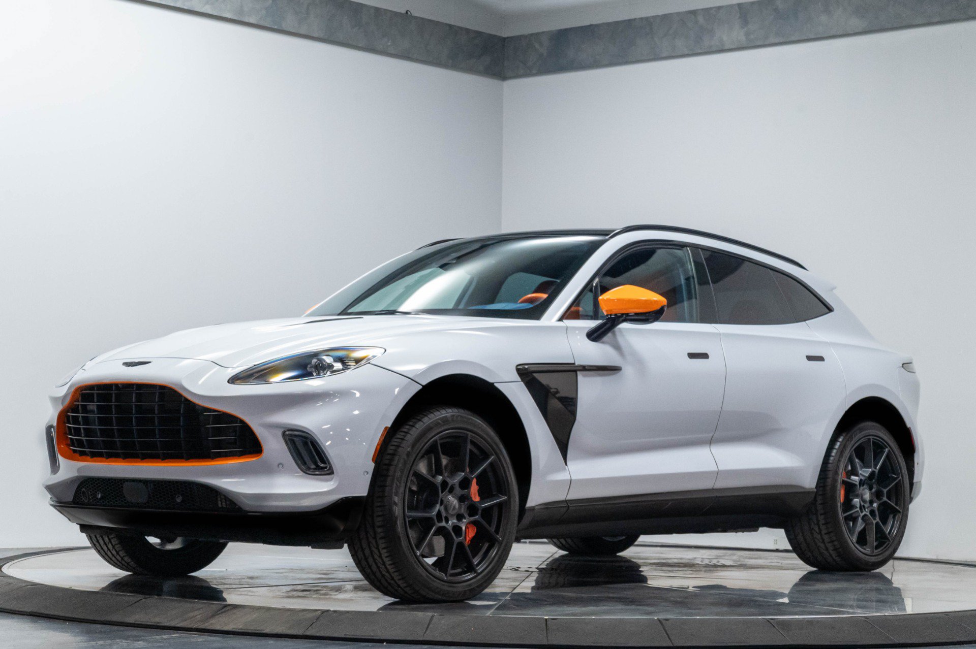 Used 2021 Aston Martin DBX AWD/4WD image 2