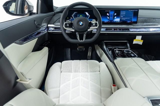 Used 2025 BMW 760i xDrive w/ Executive Package image 4