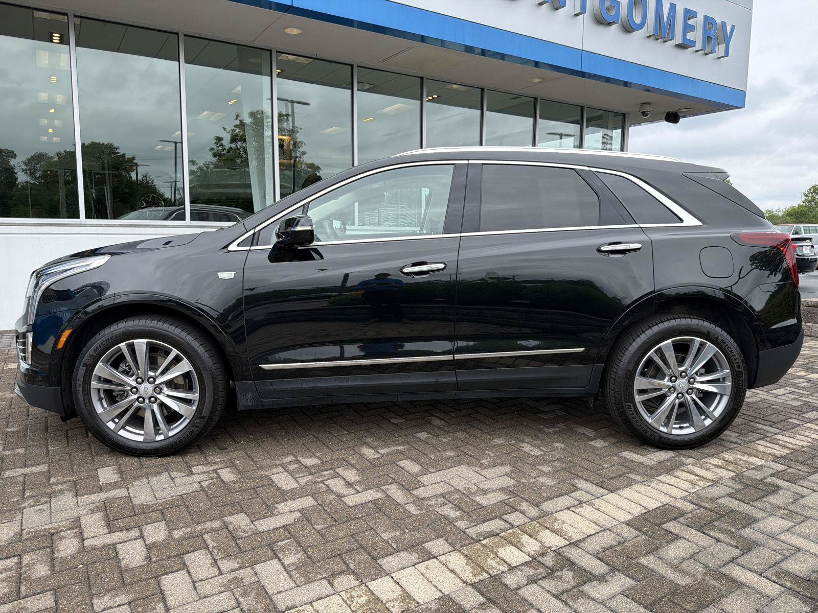 Used 2024 Cadillac XT5 Premium Luxury AWD/4WD image 2